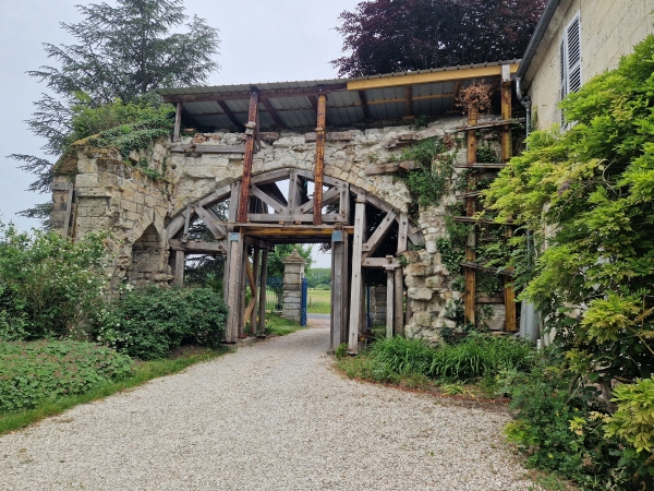 Portail de l'ancienne abbaye d'Ourscamp (Oise)
