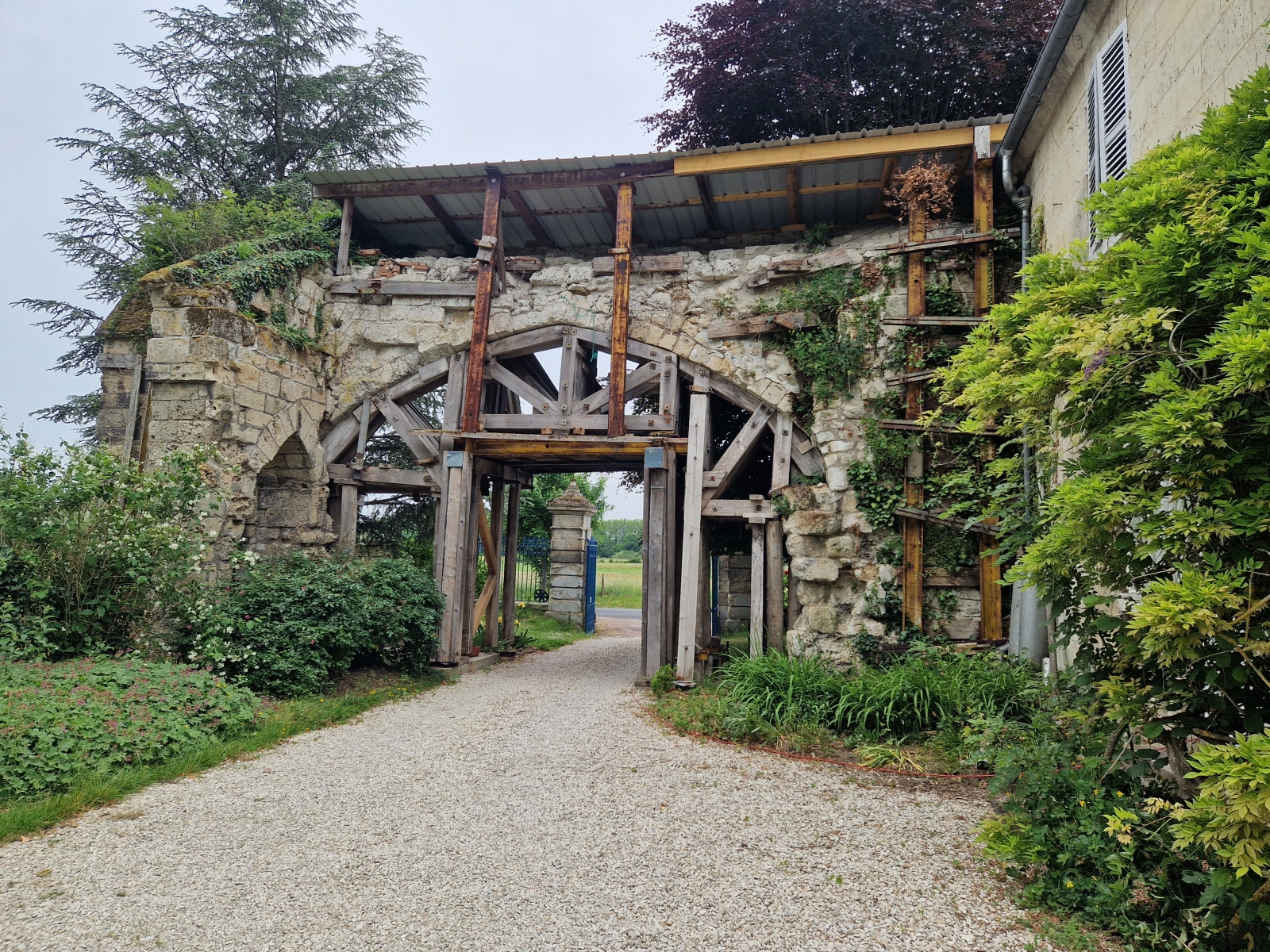 Portail de l'ancienne abbaye d'Ourscamp (Oise)